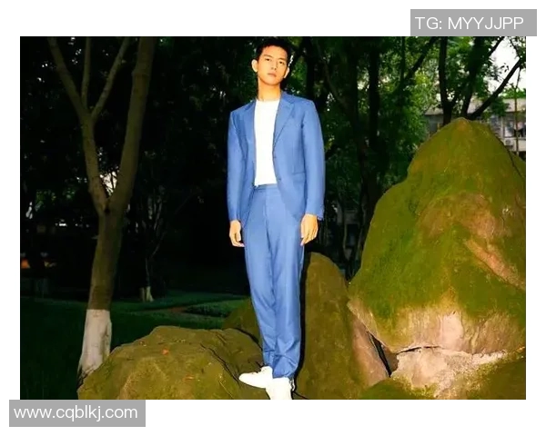 欧洲足球明星优雅西服造型展现魅力与风采的精彩瞬间