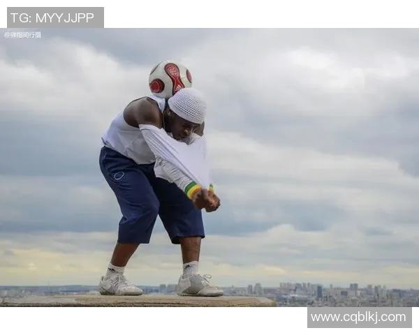 法国足球明星与路人互动搞笑瞬间引发热议欢乐不断